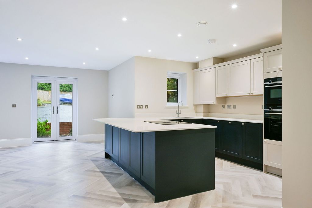 Additional image 3 of 2 bed flat for saleGreenhedges - Westerham Road, Oxted RH8