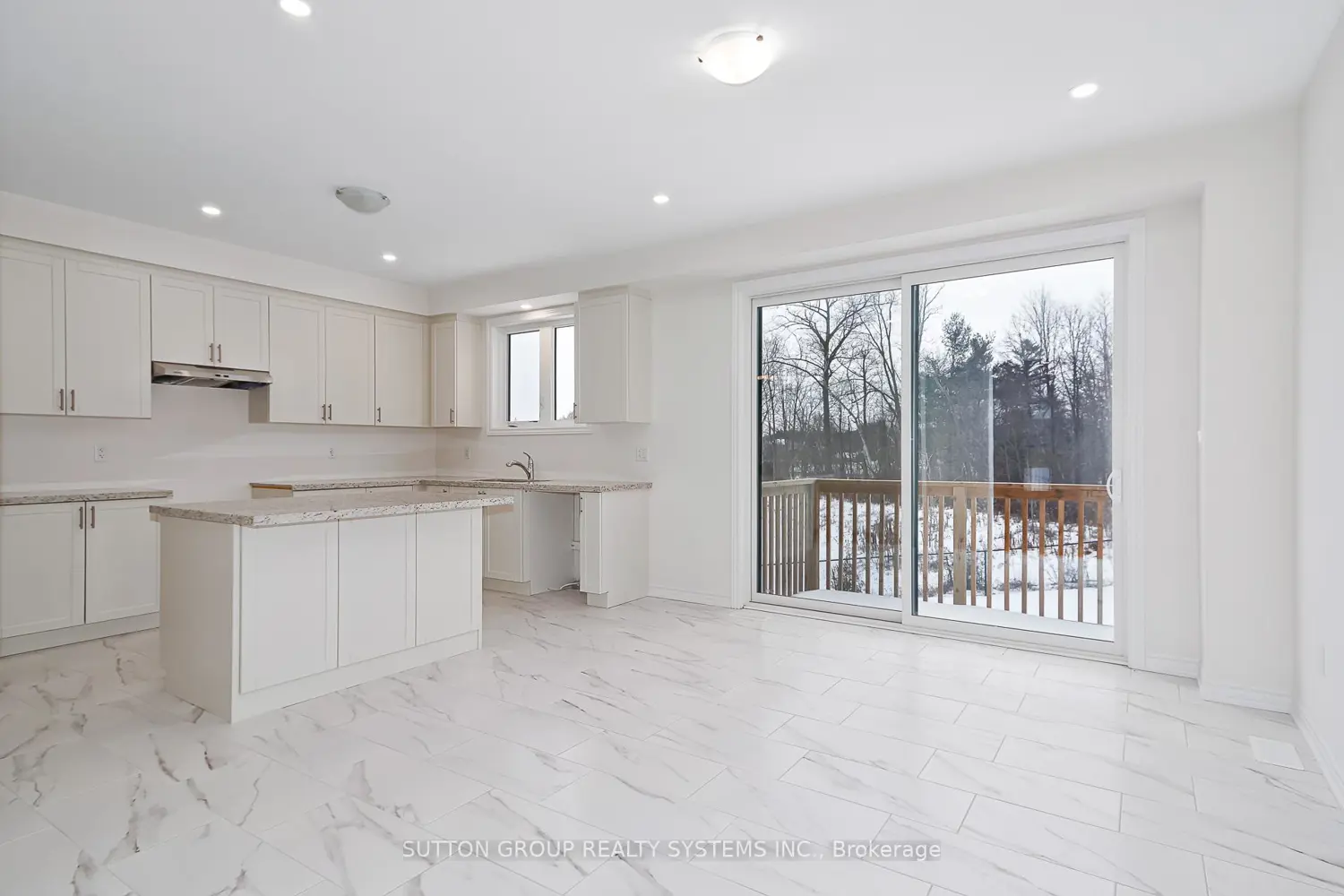 176 Roseanne Circle photo 4