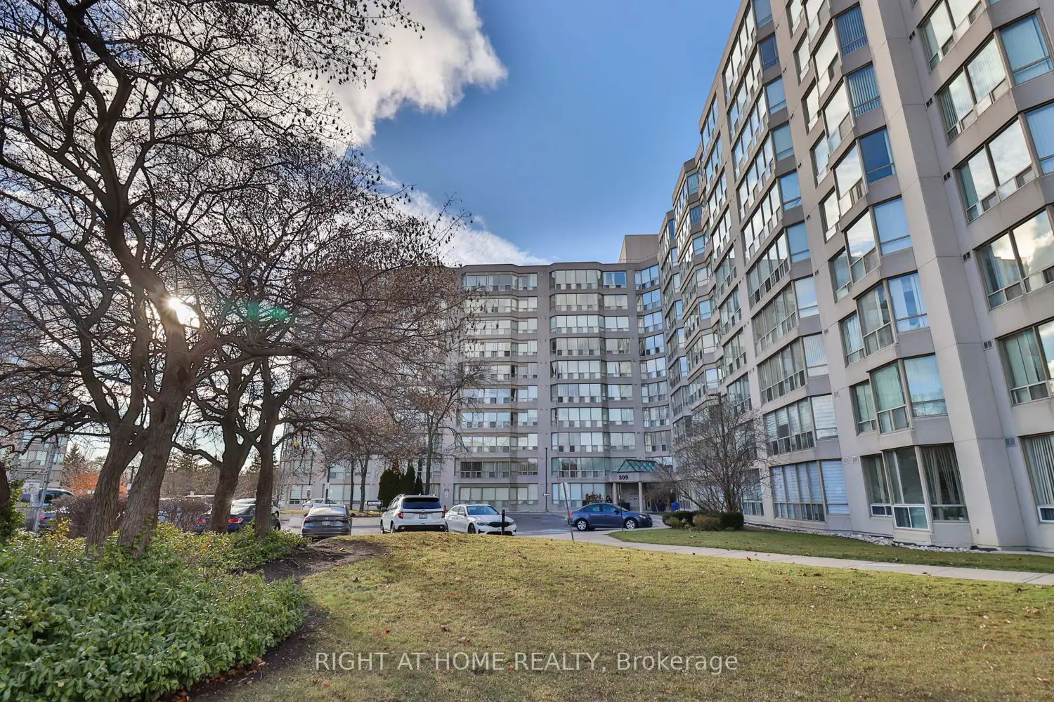 309 Major Mackenzie Drive 611 photo 2