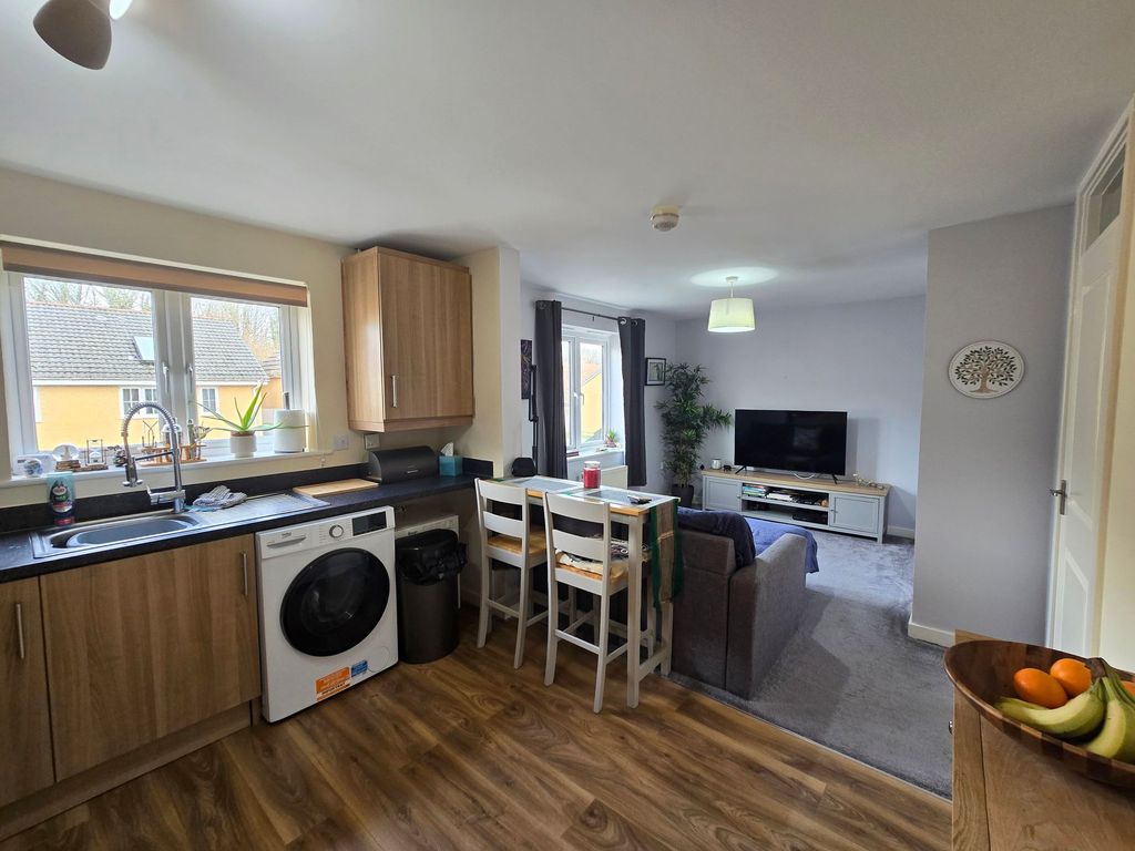 2 bed flat for saleFfordd Maendy, Sarn CF32 photo 5