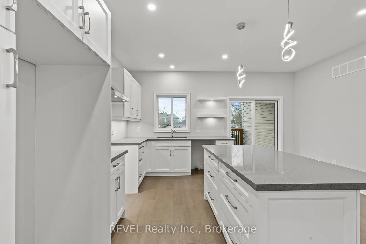735 Dominion Road photo 3