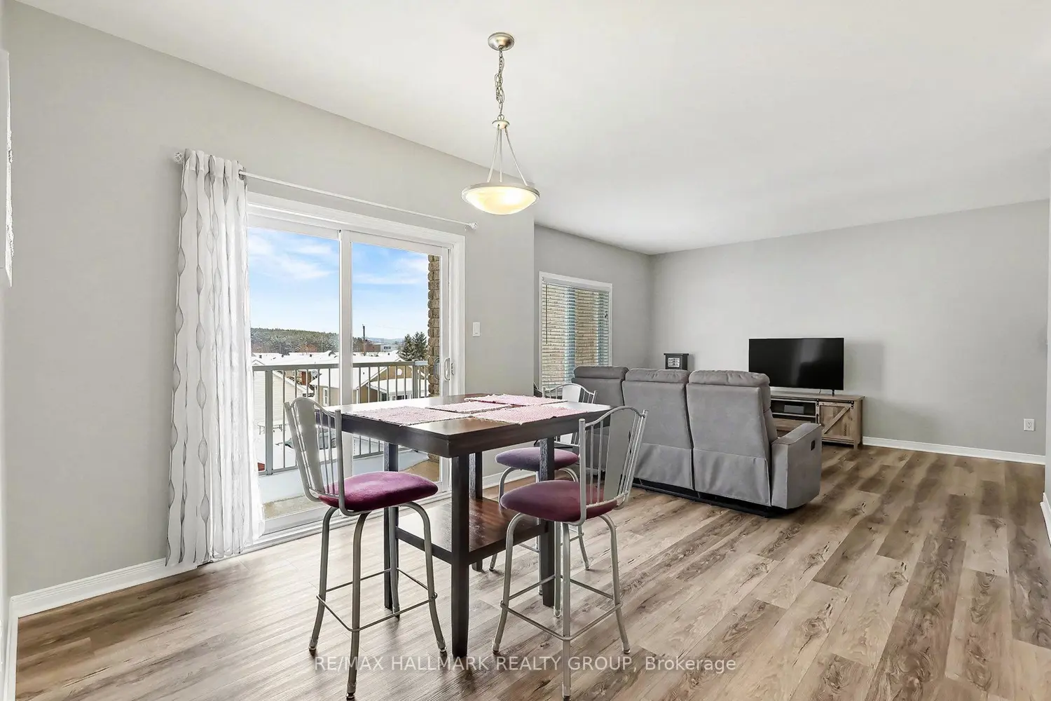 Additional image 7 of 1026 Laurier Street 208