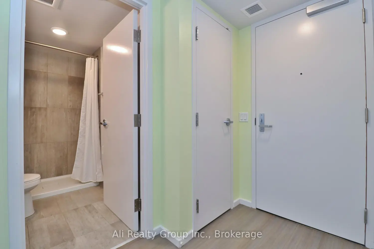 105 Champagne Avenue 1602 photo 2