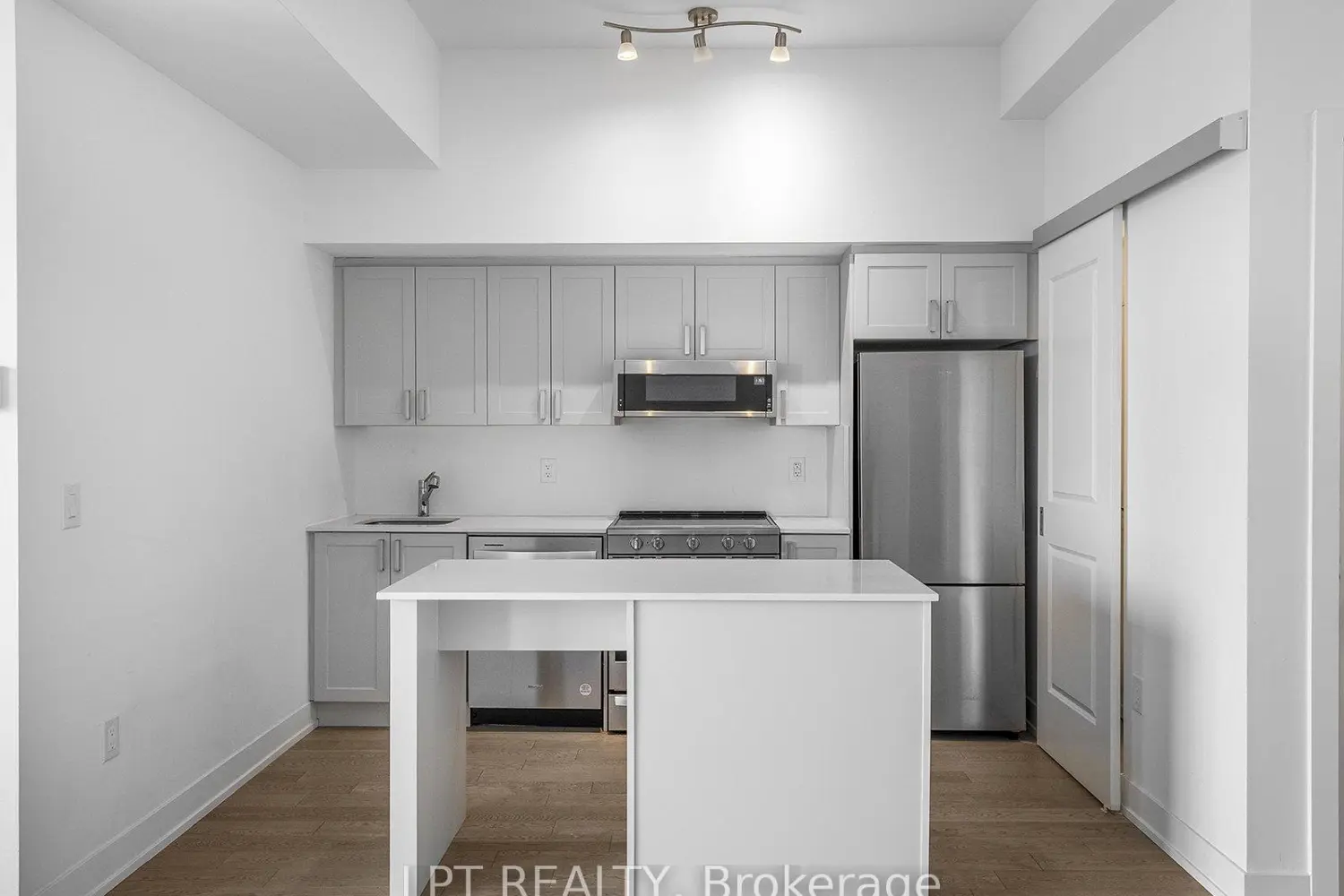 Additional image 15 of 1063 Douglas Mccurdy Common 615