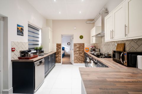 En-Suite Room, Ashton Road West M35, Room to rent