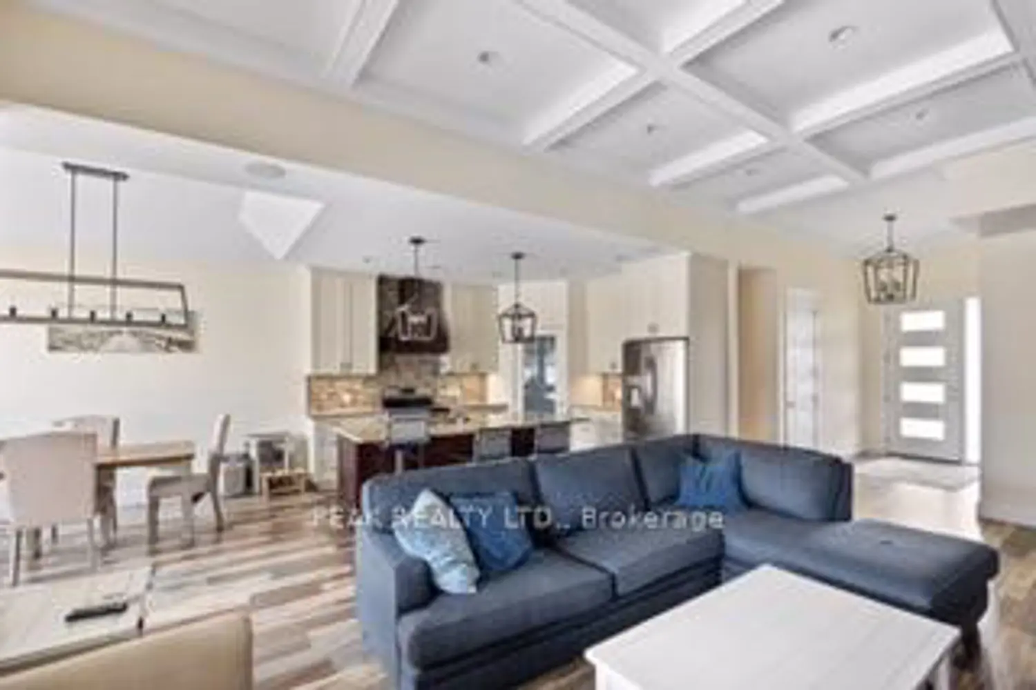 Additional image 5 of 5 Fracas Court