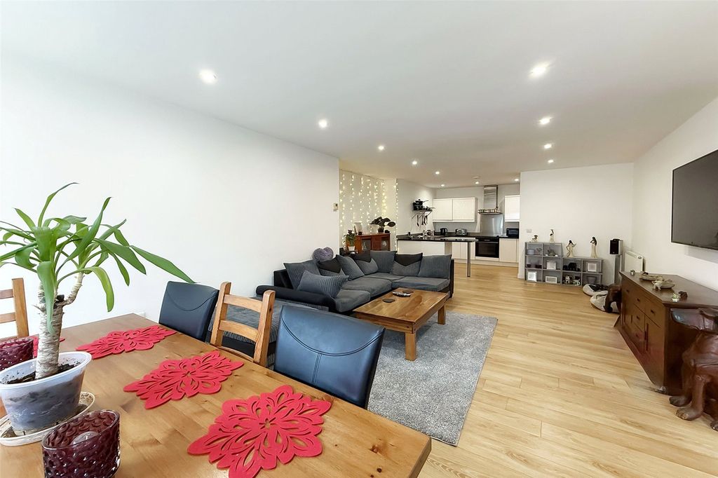 Additional image 2 of 2 bed flat for saleAntonia Court, Terminus Road, Littlehampton, West Sussex BN17
