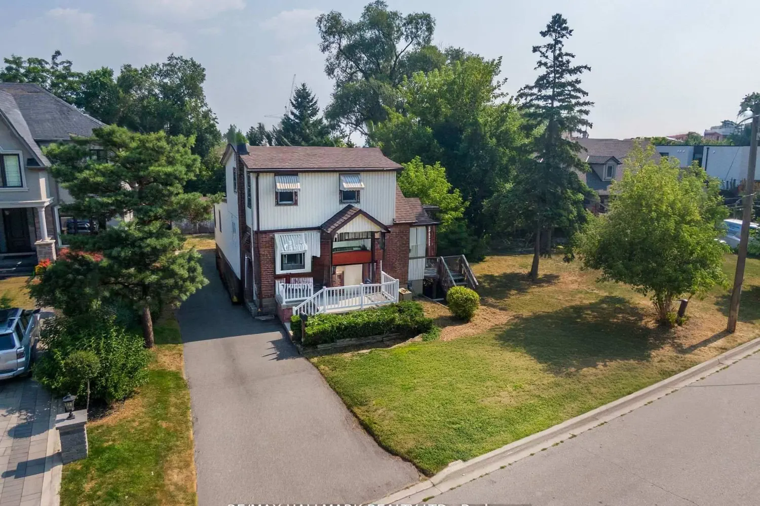 724-728 Montbeck Crescent