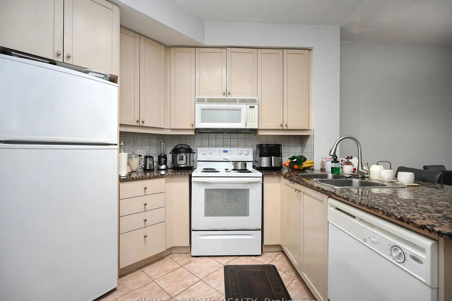 Additional image 9 of 90 Absolute Avenue 908