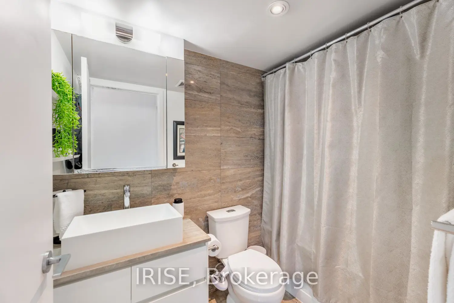 Additional image 11 of 10 Capreol Court 949