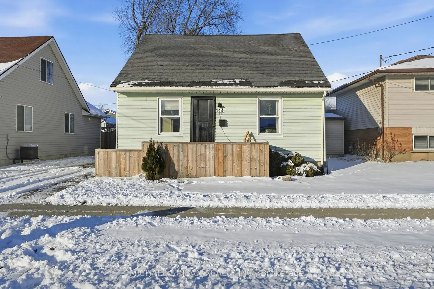 144 Catherine Street photo 2