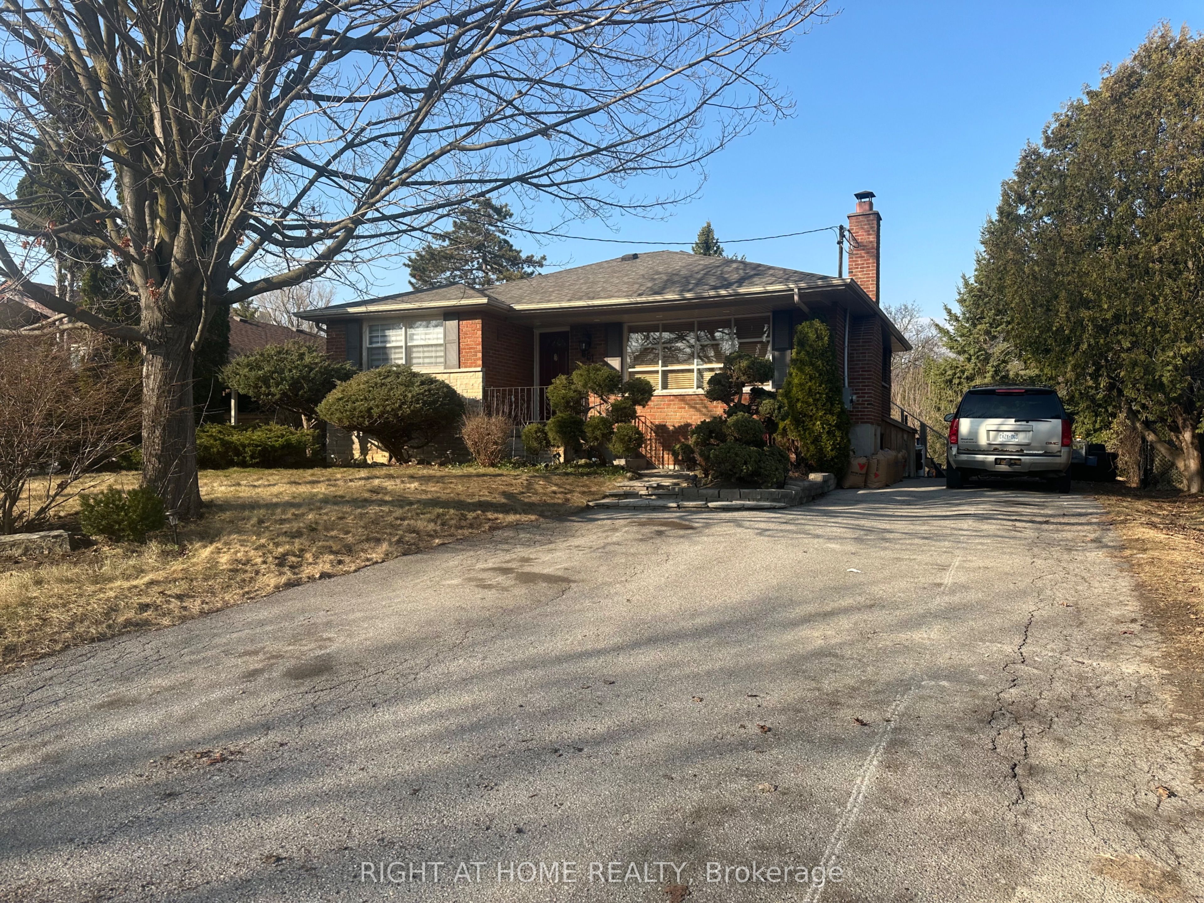 Main-551 Brentwood Avenue, Oshawa, ON, L1G 2S9