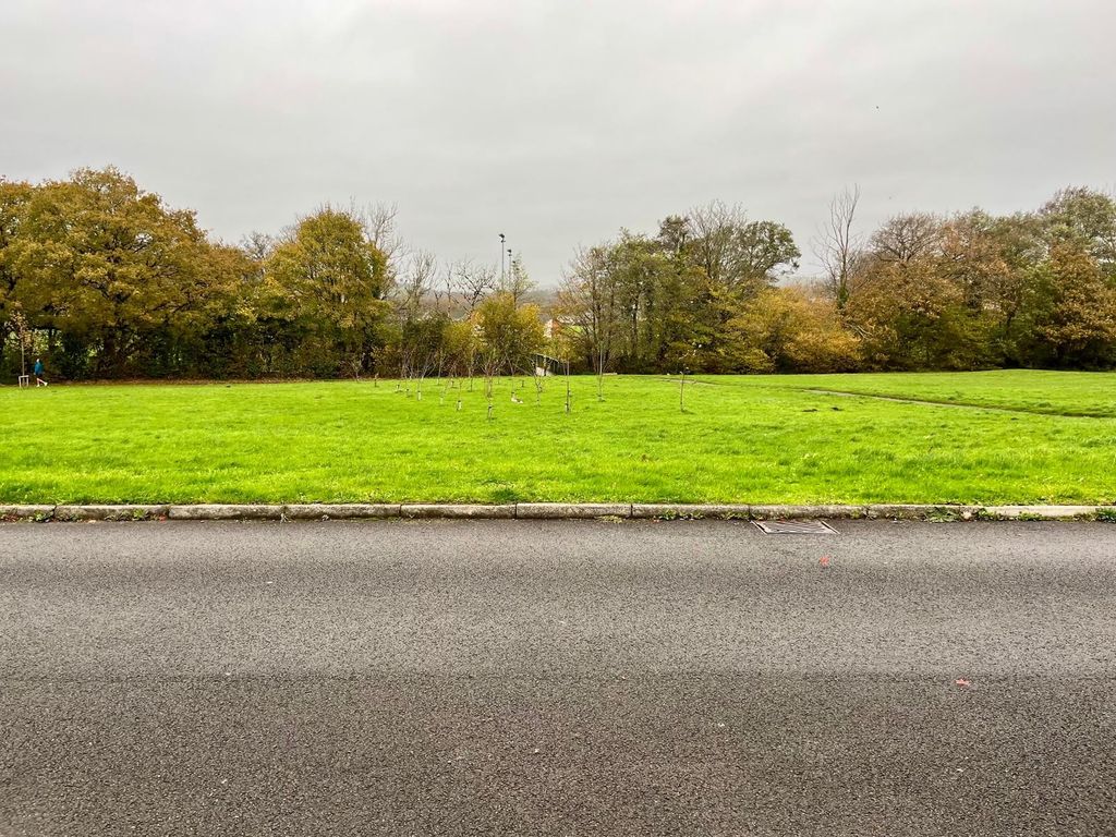 2 bed flat for saleLower Llansantffraid, Sarn, Bridgend, Bridgend County. CF32 photo 5
