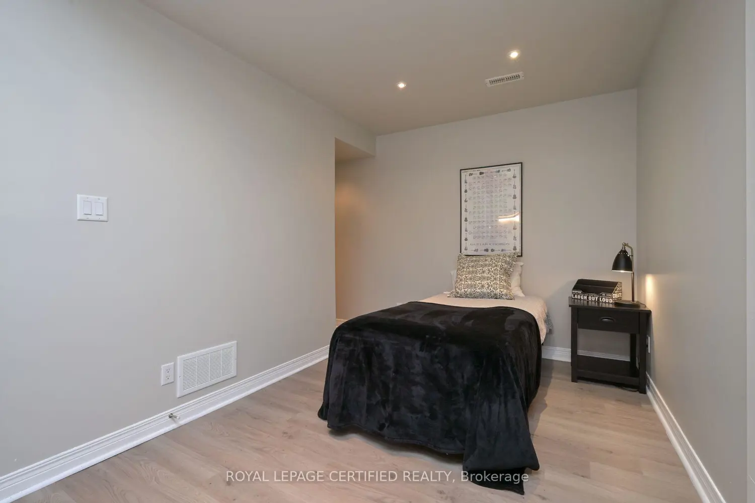 Additional image 15 of 102 Oakes Crescent