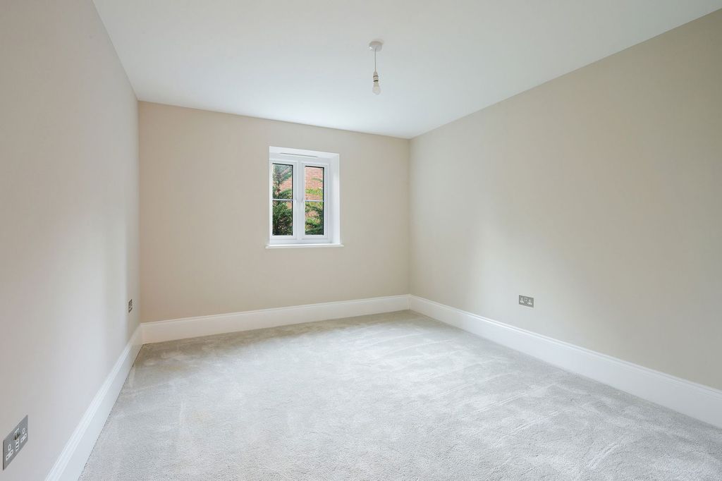 Additional image 12 of 2 bed flat for saleGreenhedges - Westerham Road, Oxted RH8