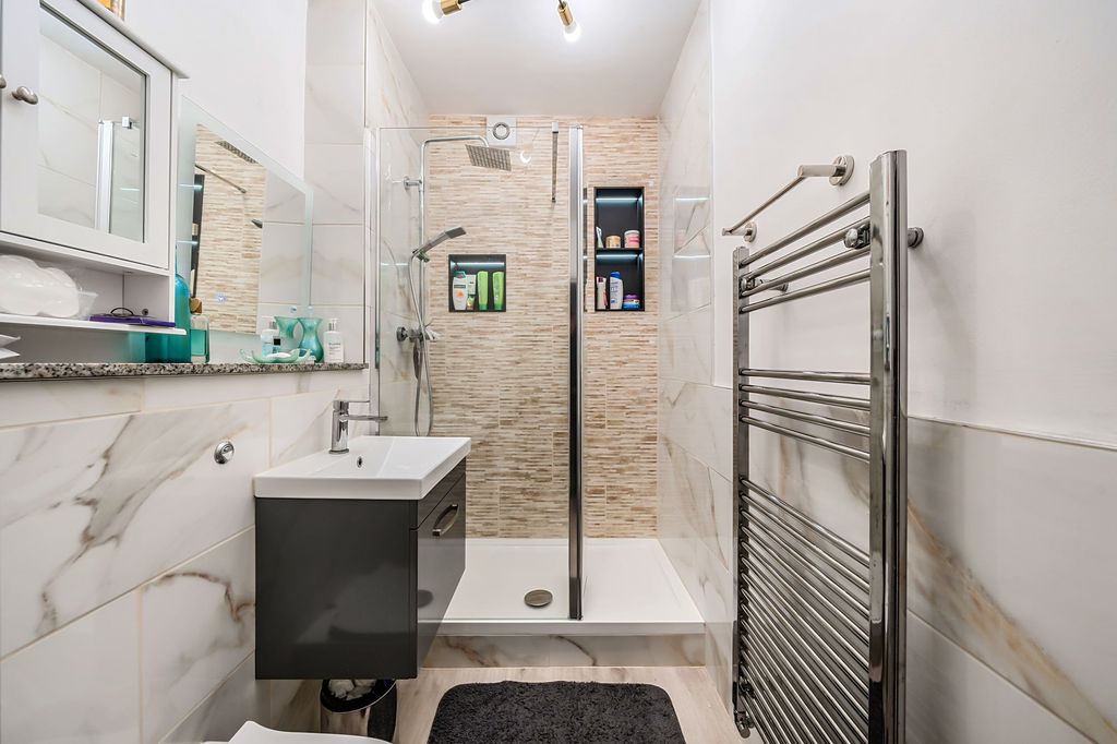 2 bed flat for saleOnega Terrace, Bath BA1 photo 4