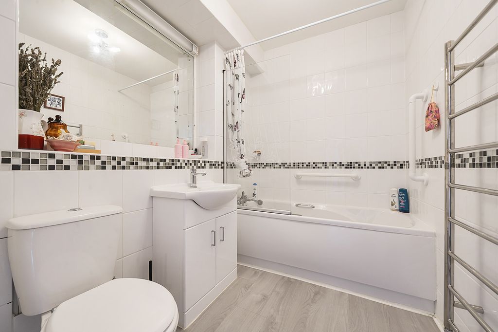 Additional image 7 of 2 bed flat for saleLyonsdown Road, New Barnet EN5