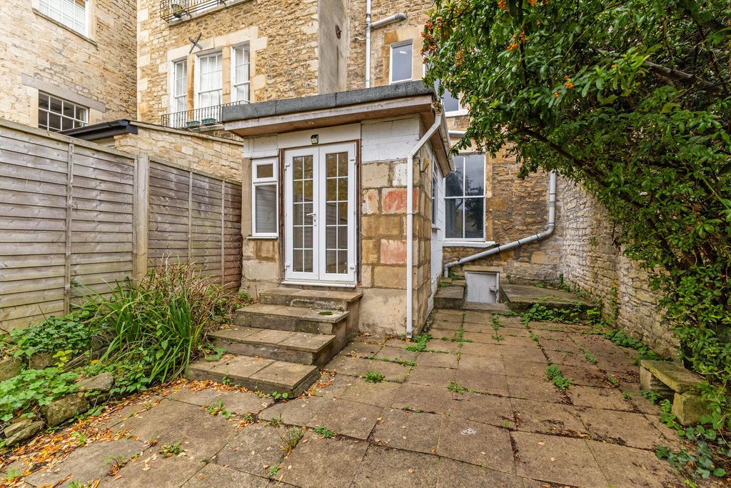 2 bed flat for saleKensington Place, Bath BA1 photo 4