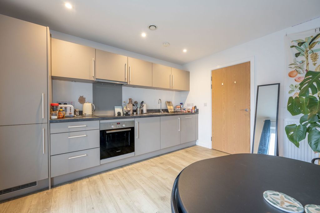2 bed flat for saleSpenser, Keel Road, Woolston SO19 photo 5