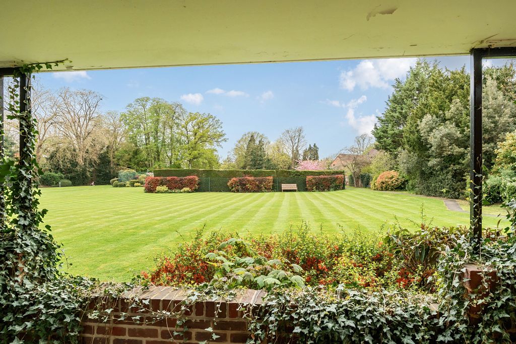 2 bed flat for saleRay Mead Road, Maidenhead SL6