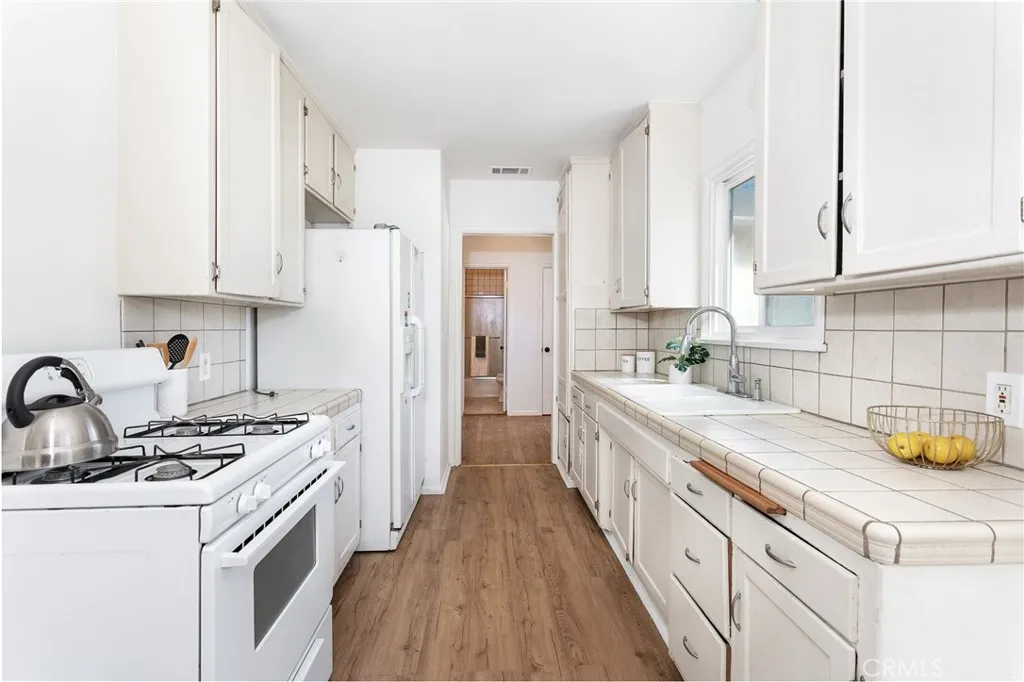 Additional image 11 of 7513 Oak Park Ave, Lake Balboa, CA 91406