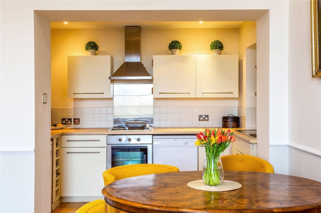 2 bed flat for saleQueens Parade, Bath BA1 photo 3