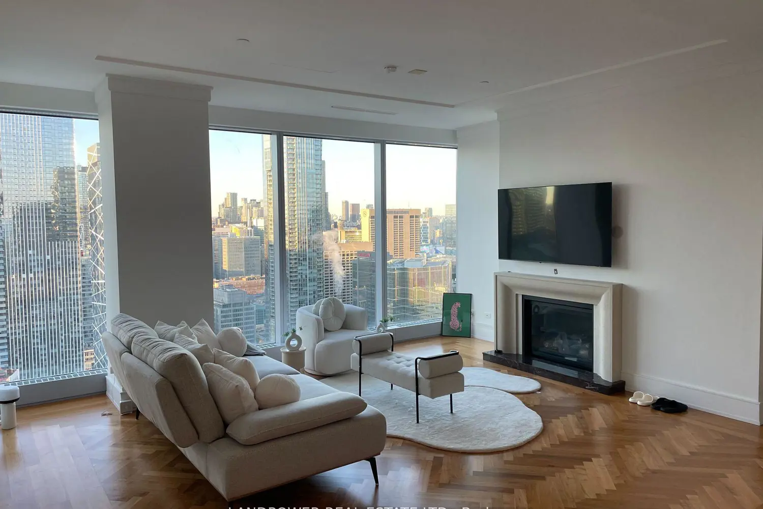 183 Wellington Street 3702