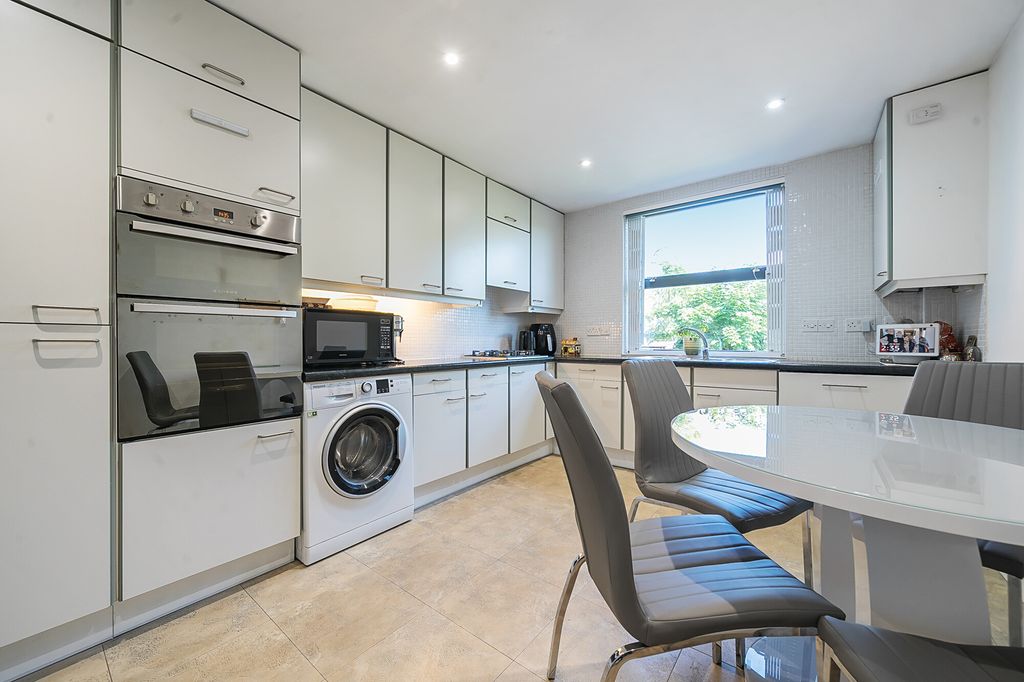 Additional image 2 of 2 bed flat for saleLyonsdown Road, New Barnet EN5