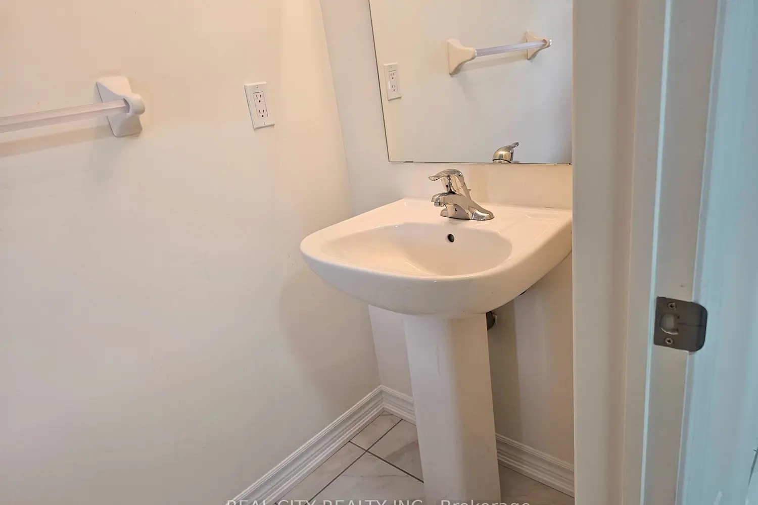 Additional image 4 of 5 Heather Fullerton Road