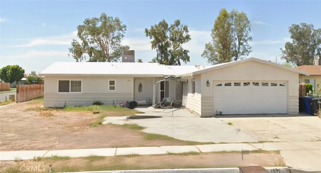 1911 Smoketree Dr, El Centro, CA 92243