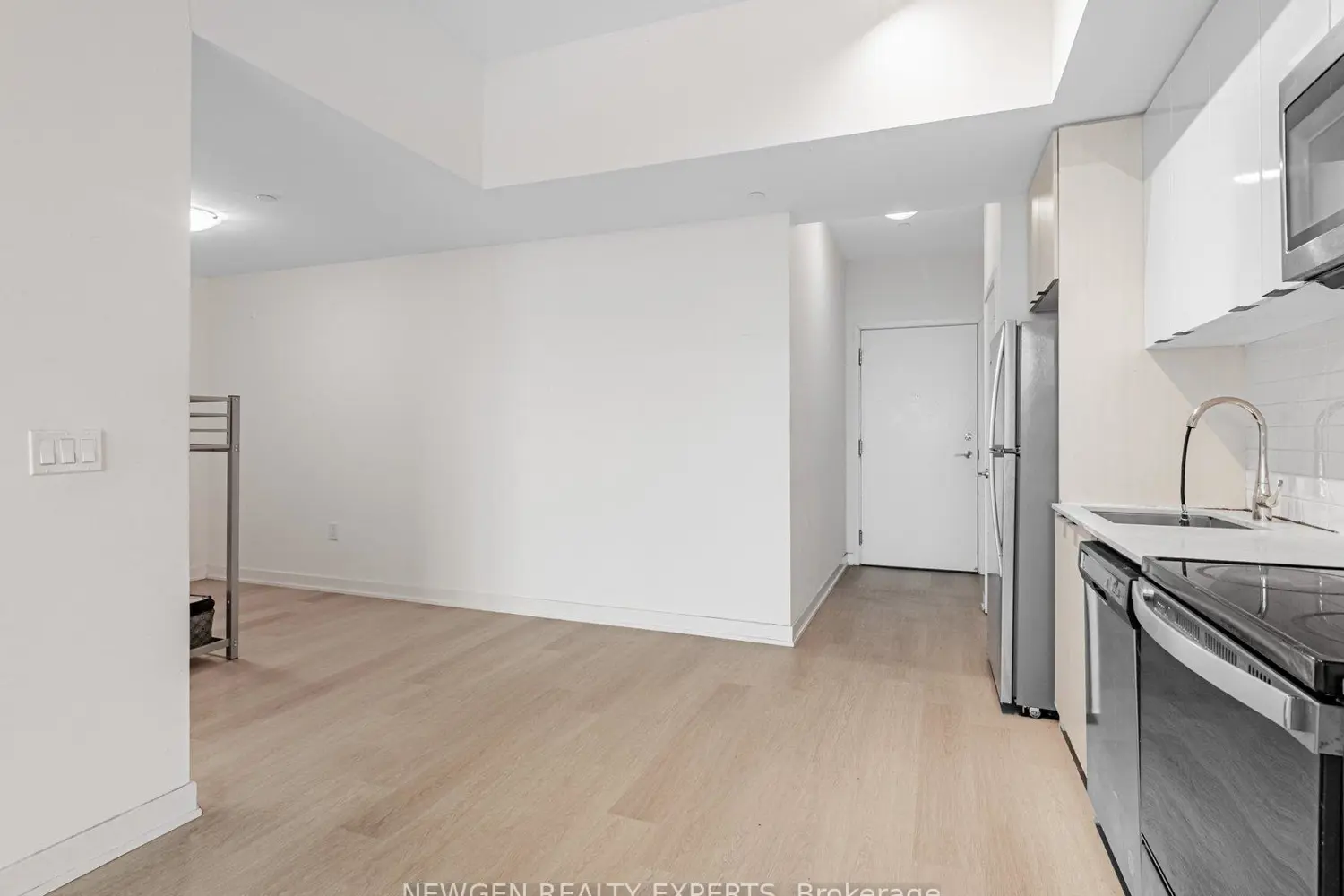 Additional image 9 of 859 The Queensway 824