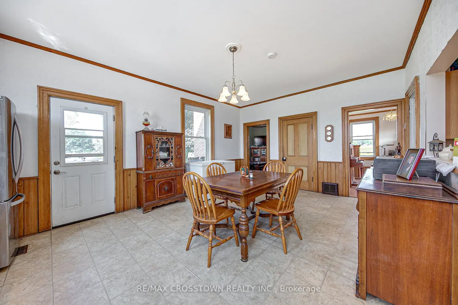 Additional image 9 of 6409 10Th Line