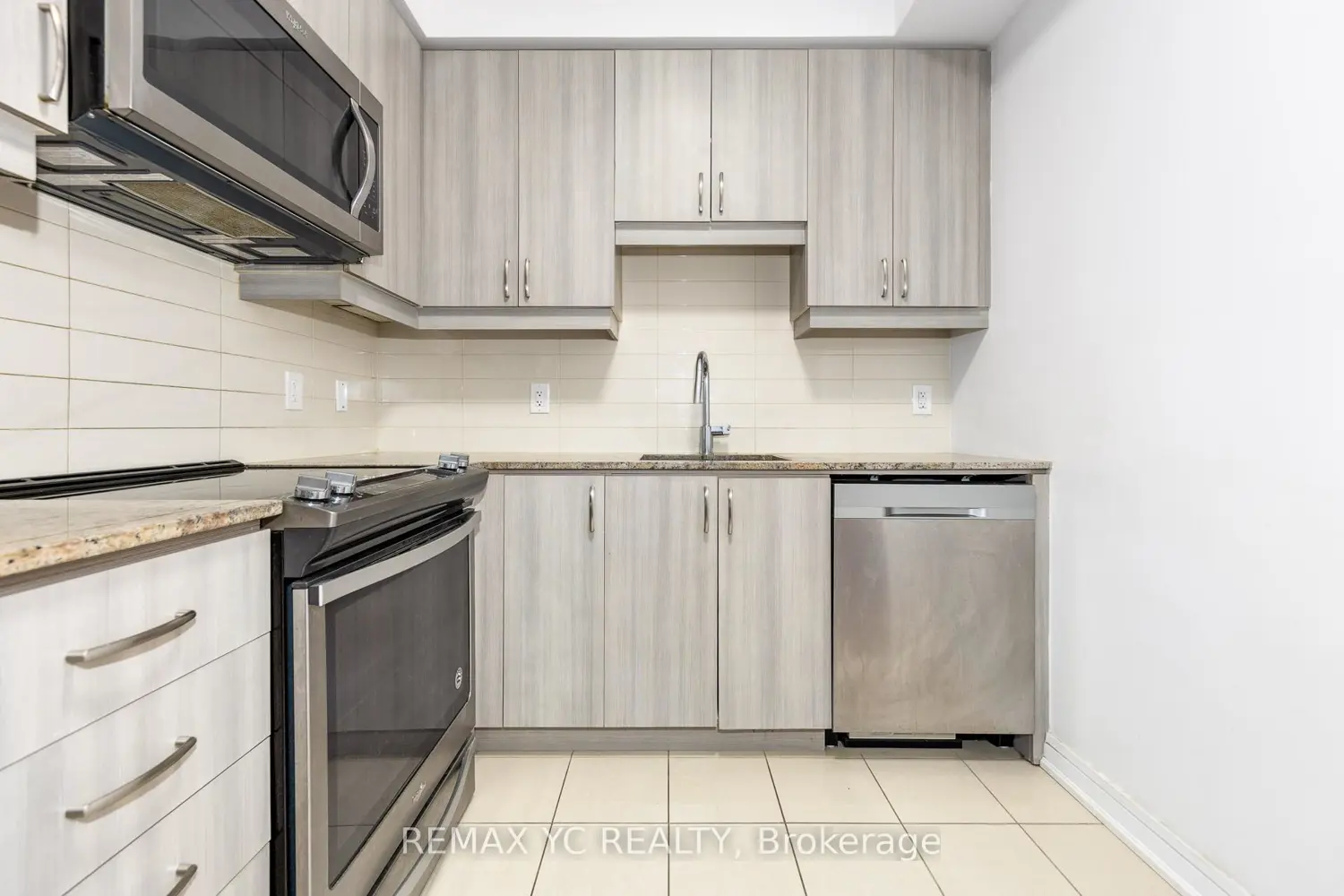9191 Yonge Street 201 photo 3