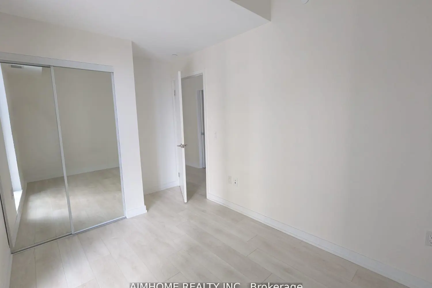 Additional image 8 of 225 Sumach Street W509