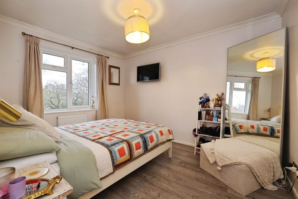 3 bed semi-detached house for salePound Close, Lyneham, Chippenham SN15 photo 4