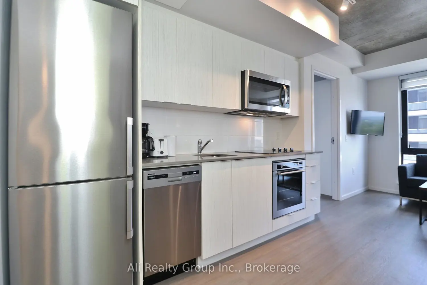 105 Champagne Avenue 1602 photo 3