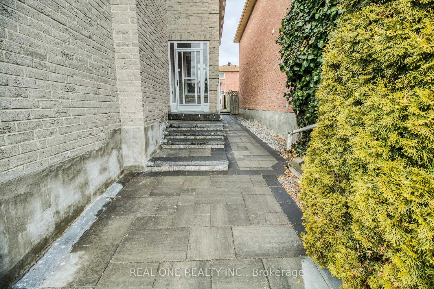 32 Charlton Avenue photo 2