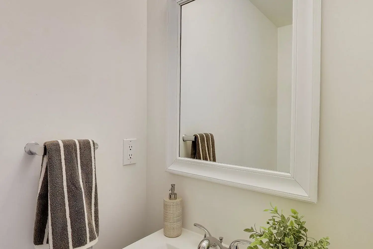 Additional image 8 of 3083 Cawthra Road 24