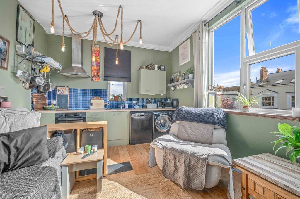 Additional image 6 of 1 bed flat for saleRussell Terrace, Leamington Spa CV31