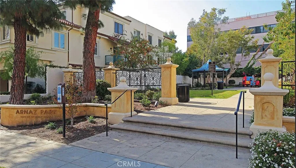 143 N Arnaz Dr Unit 204, Beverly Hills, CA 90211