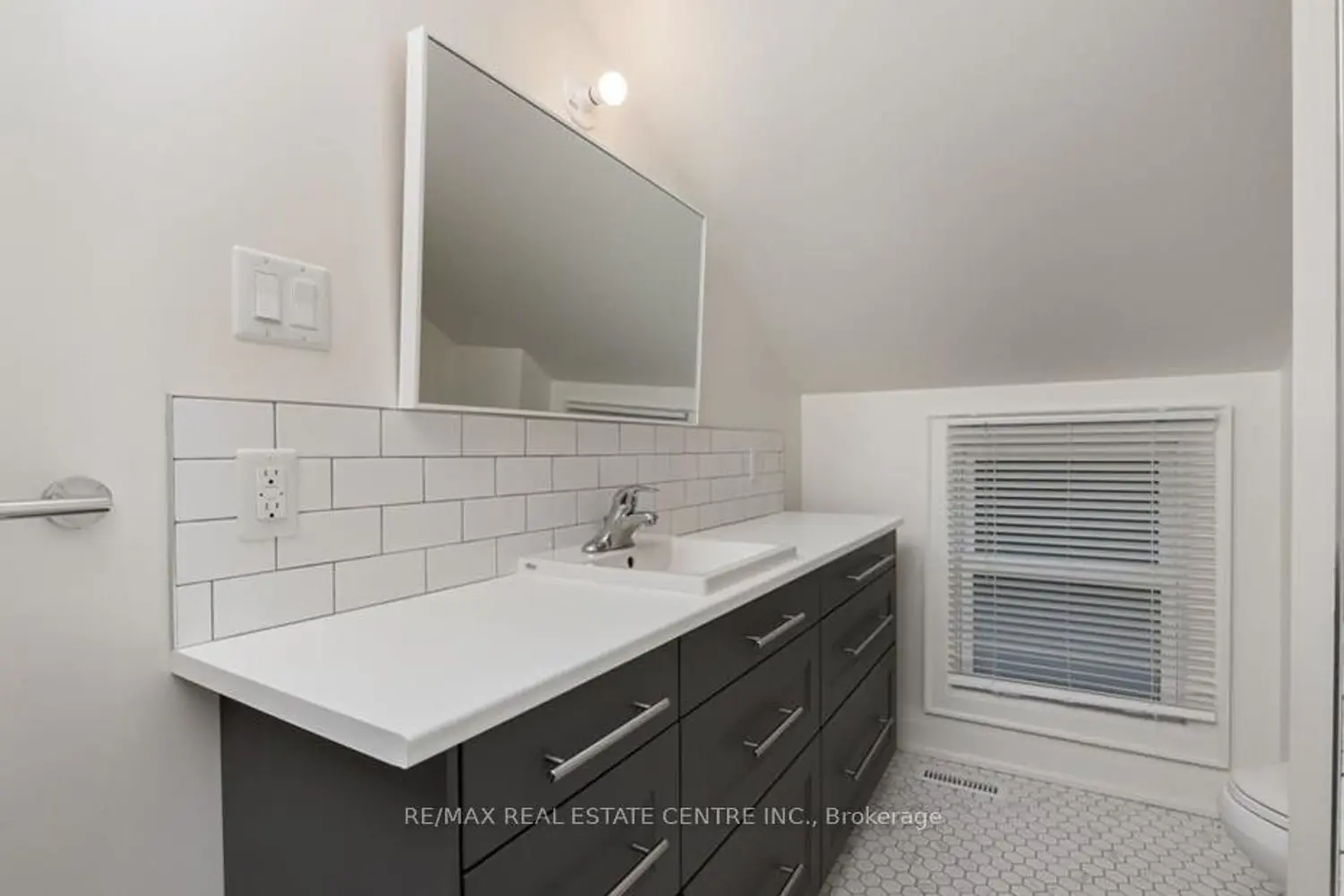 Additional image 6 of 14 Young Street