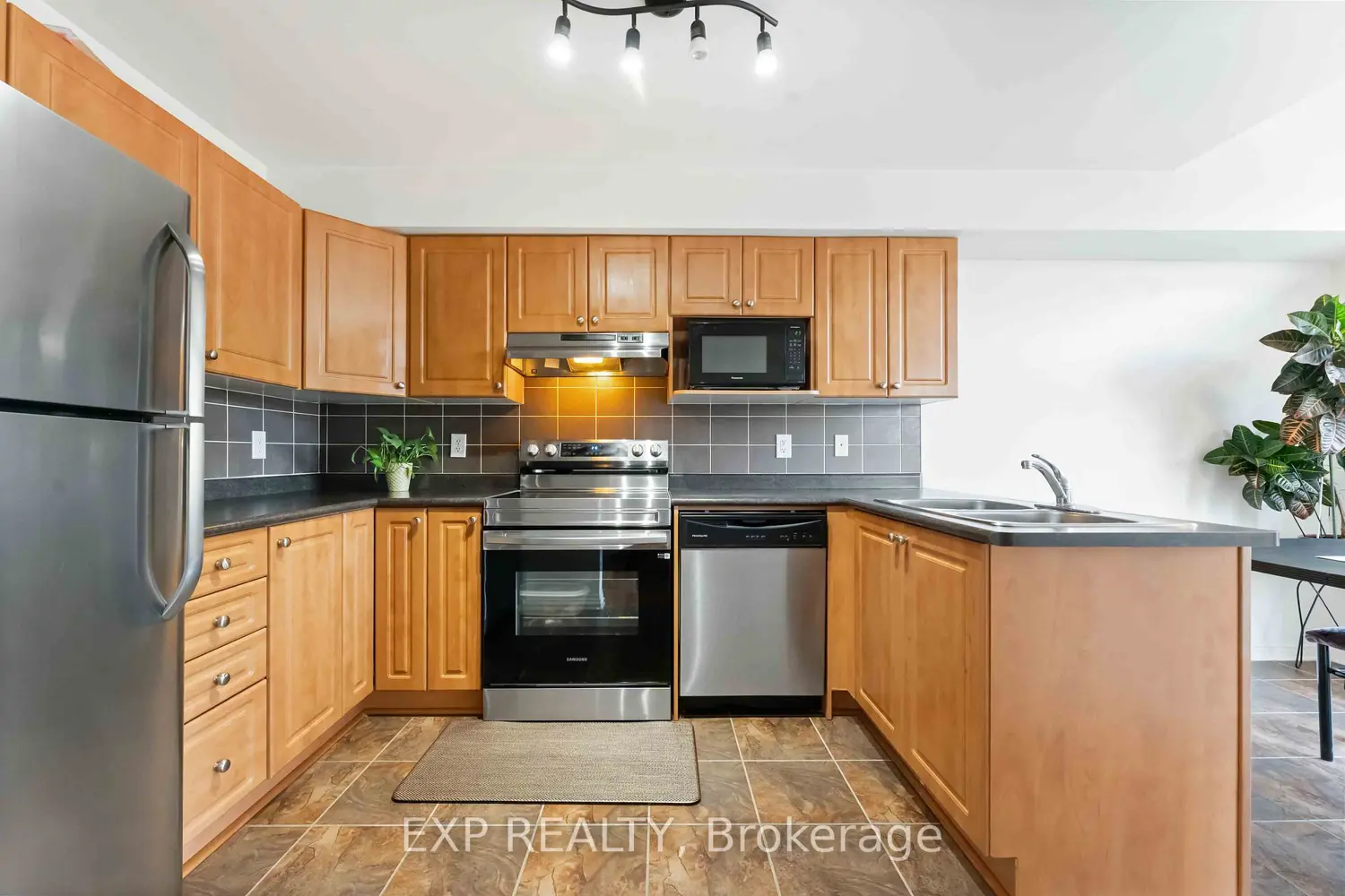438 Haresfield Court photo 3