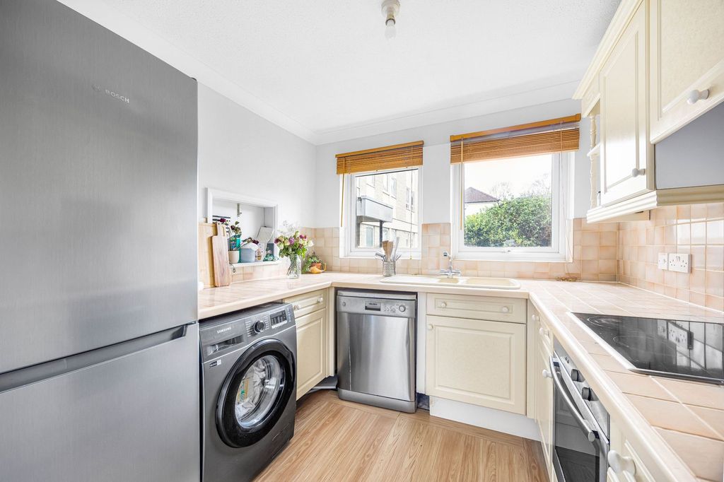 Additional image 4 of 2 bed flat for saleHillcourt Road, Cheltenham GL52
