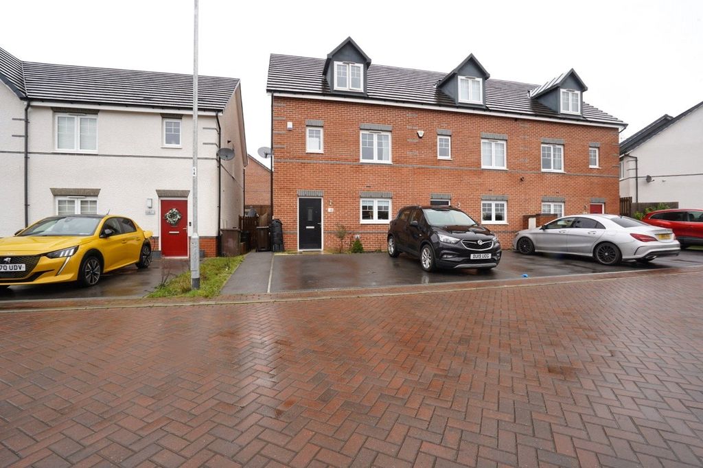 4 bed end terrace house for saleLittle Wood Crescent, Wakefield, West Yorkshire WF1
