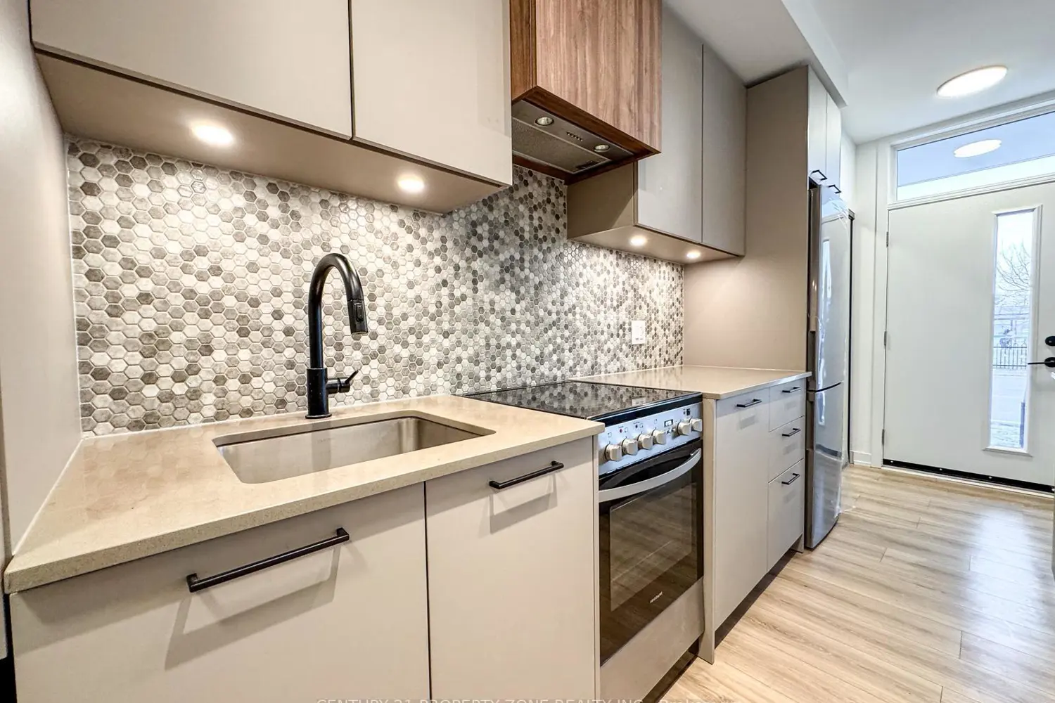 Additional image 17 of 20 Lagerfeld Drive 06