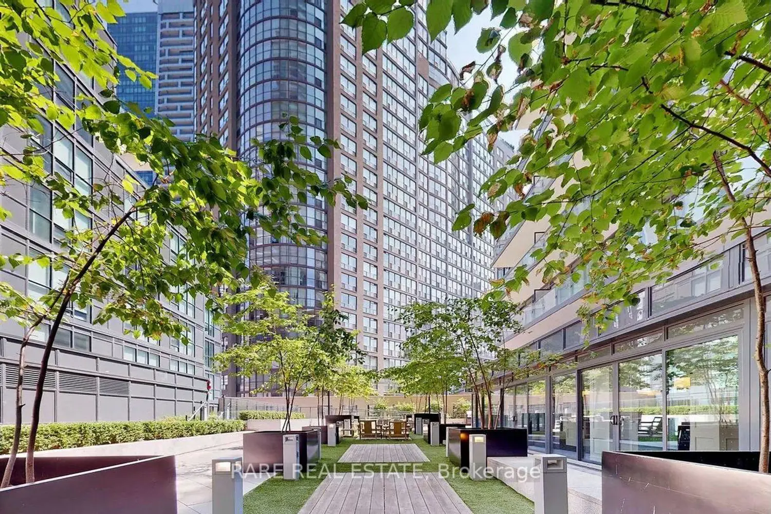 Additional image 15 of 955 Bay Street 1002