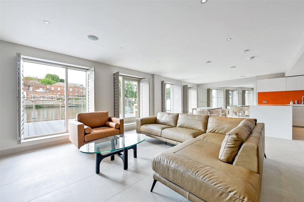 Additional image 2 of 3 bed flat to rentHigh Street, Eton, Windsor, Berkshire SL4
