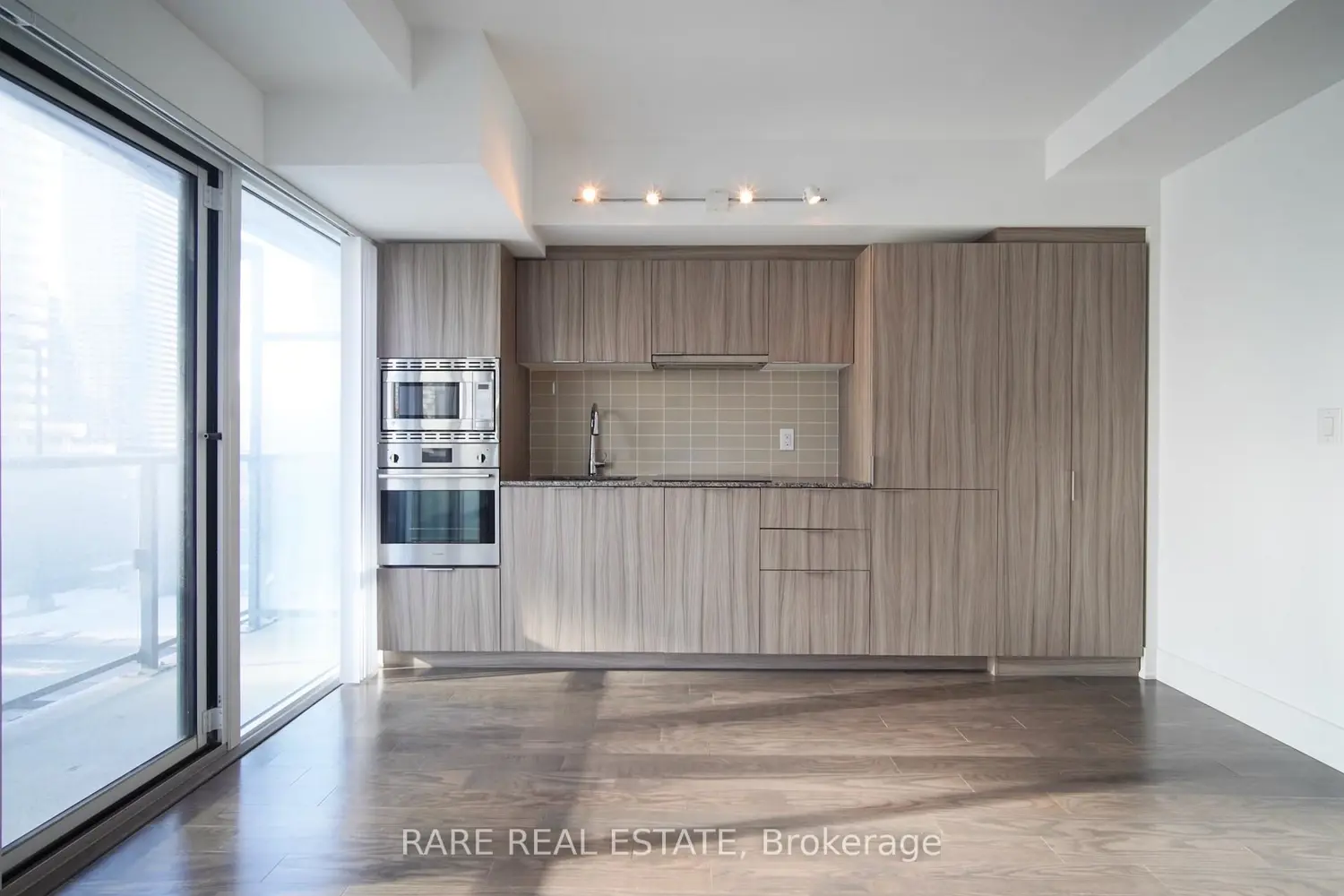 Additional image 4 of 955 Bay Street 1002