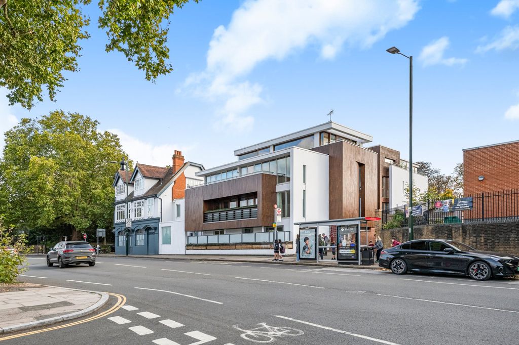 Additional image 2 of 3 bed flat to rentSheen Road, Surrey TW9