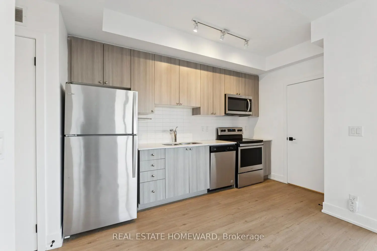 Additional image 8 of 1245 Bayly Street 21